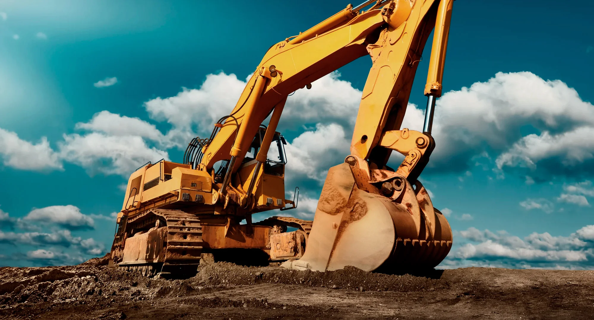 Excavadora Caterpillar amarilla trabajando en obra de movimiento de tierras